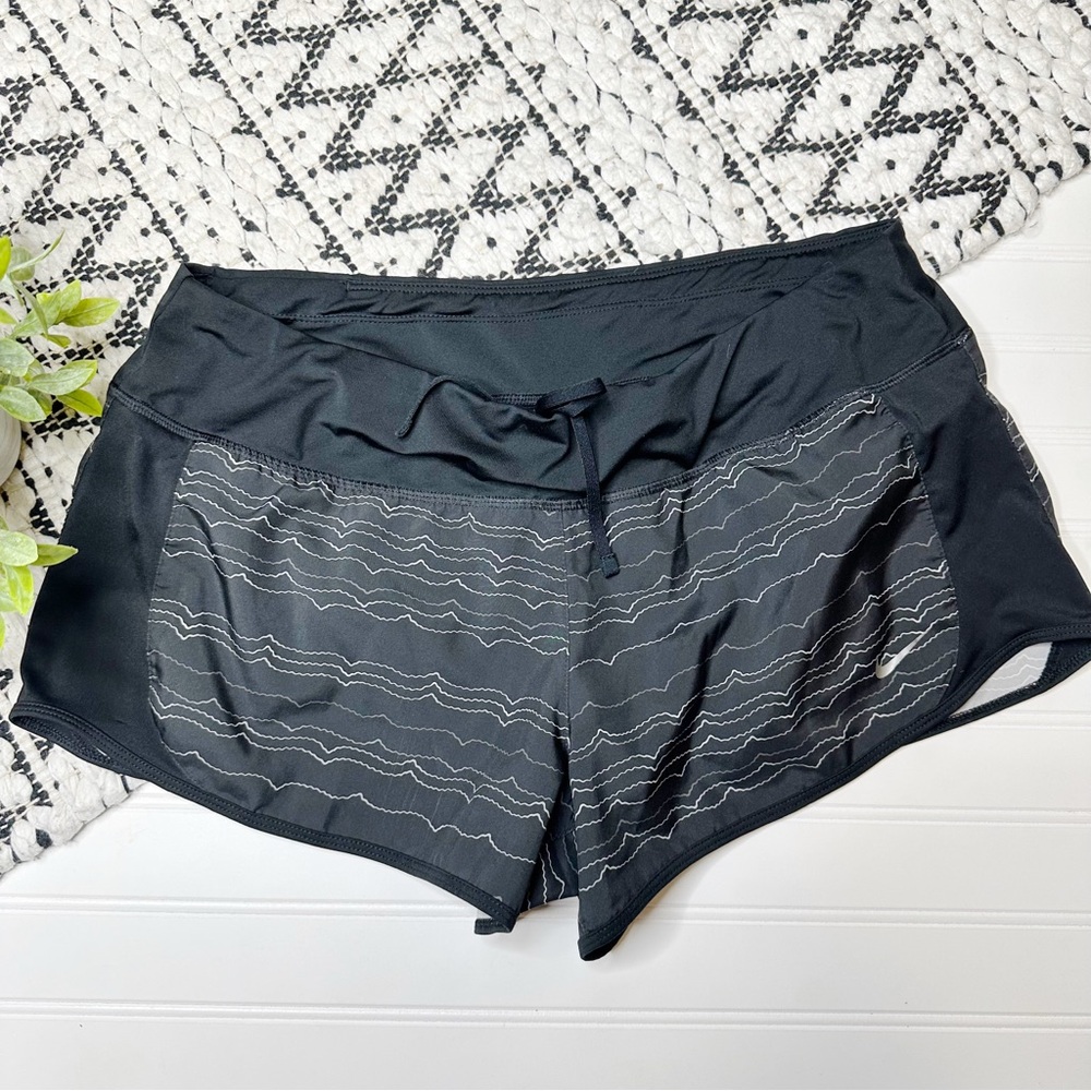 Nike Dri Fit Black Squiggle Stripe Athletic Shorts Size L
Bin 6
2